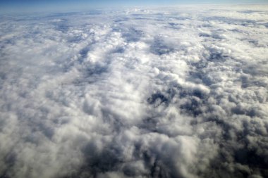 Bulutların üzerinde uçarken