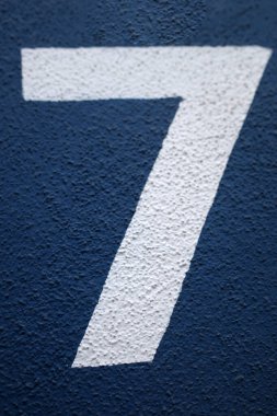 Mavi duvarda yedi numara beyaz.