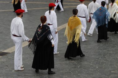 Bask halk dansı gösterisi