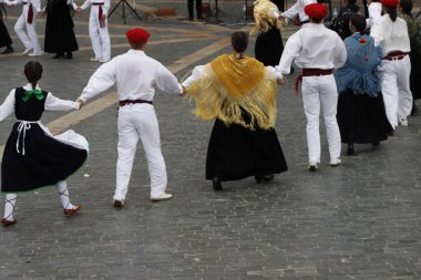 Bir gösteri sırasında Bask halk dansçıları