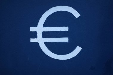 Mavi bir duvarda Euro sembolü