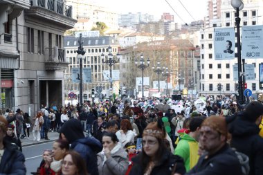 İspanya 'nın Bilbao şehrinde karnaval geçidi
