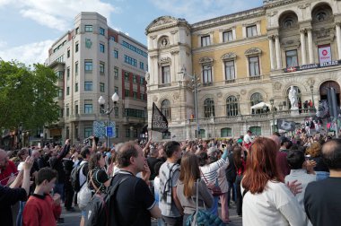 Şehir takımının Avrupa basketbol şampiyonası kutlamaları sırasında Bilbao Belediye Binası 'nın etrafında kalabalık toplandı.