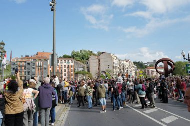 Şehir takımının Avrupa basketbol şampiyonası kutlamaları sırasında Bilbao Belediye Binası 'nın etrafında kalabalık toplandı.