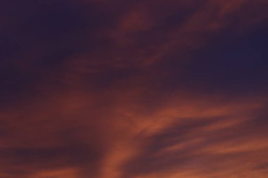 Sabah gökyüzünde bulutlar