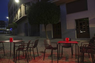 Masa ve sandalyeler caddeye.