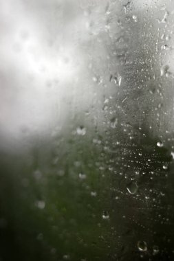 Pencereye yağmur damlaları düşer