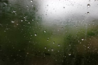 Pencereye yağmur damlaları düşer