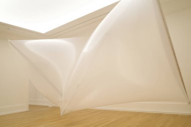 Bir odadaki plastik yapı