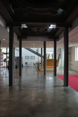 Modern bir binanın içinde.