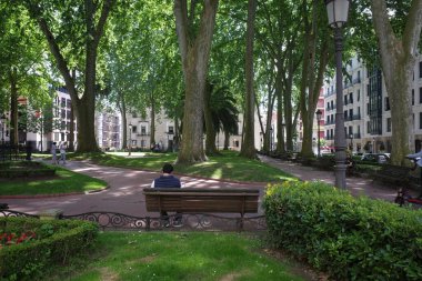 Bilbao şehir merkezindeki bir parkta insanlar
