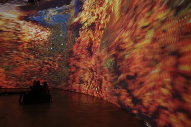 Müzedeki etkileyici sanat eseri.