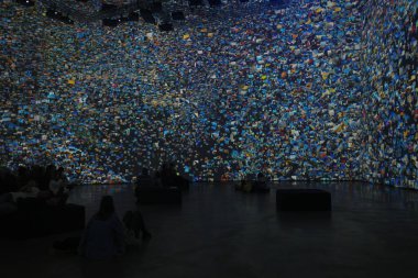 Müzedeki etkileyici sanat eseri.