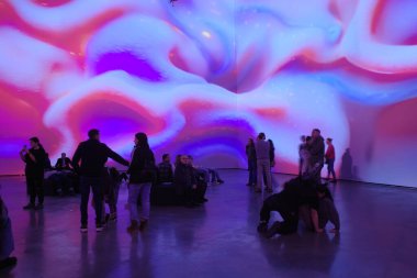 Müzedeki etkileyici sanat eseri.