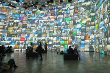 Müzedeki etkileyici sanat eseri.