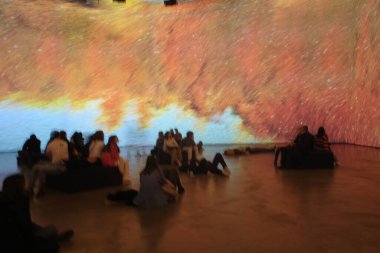 Müzedeki etkileyici sanat eseri.