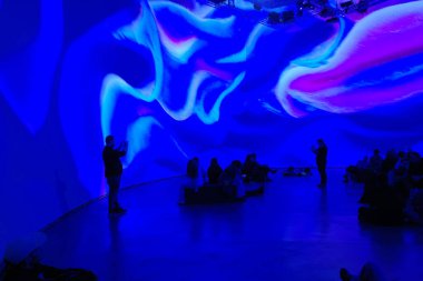 Müzedeki etkileyici sanat eseri.