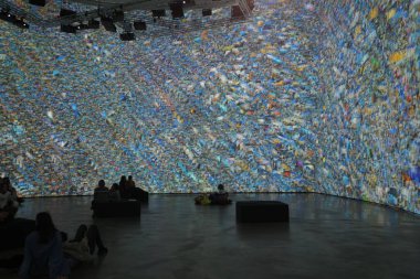 Müzedeki etkileyici sanat eseri.