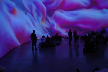 Müzedeki etkileyici sanat eseri.