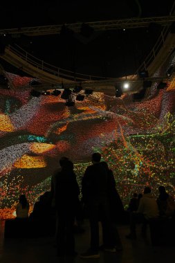 Müzedeki etkileyici sanat eseri.