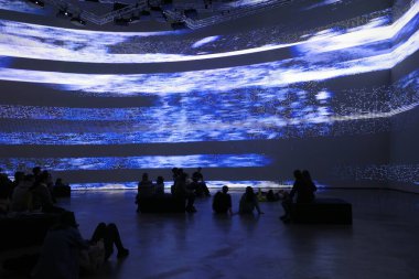 Müzedeki etkileyici sanat eseri.