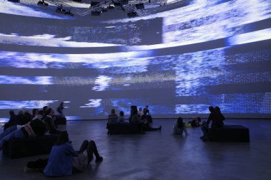 Müzedeki etkileyici sanat eseri.