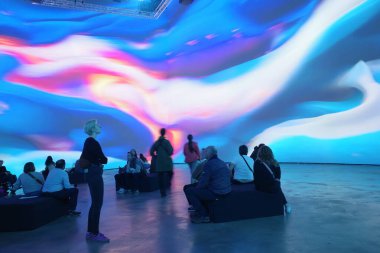 Müzedeki etkileyici sanat eseri.