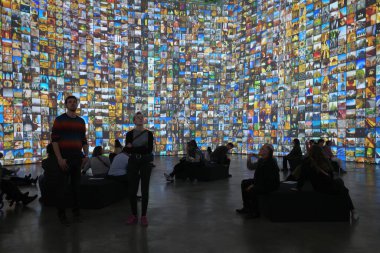 Müzedeki etkileyici sanat eseri.