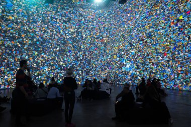 Müzedeki etkileyici sanat eseri.