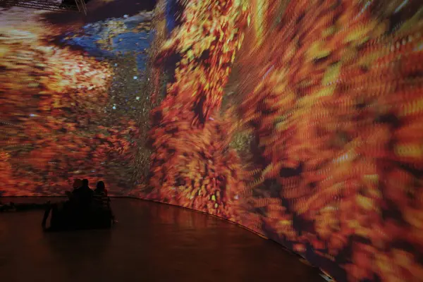 Müzedeki etkileyici sanat eseri.