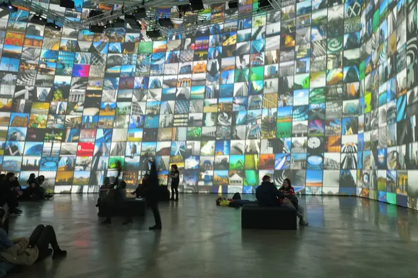 Müzedeki etkileyici sanat eseri.