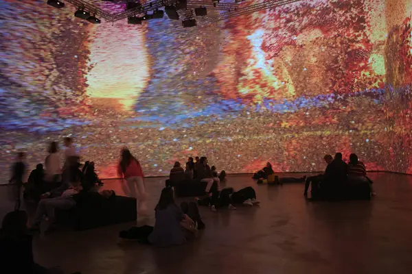 Müzedeki etkileyici sanat eseri.