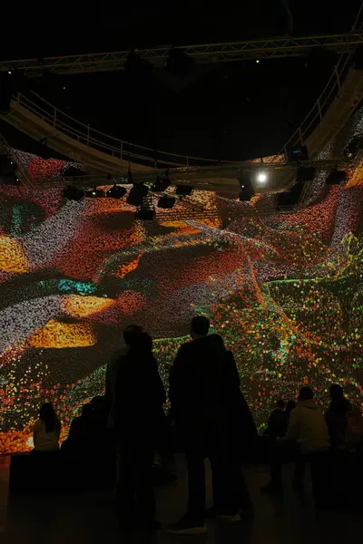 Müzedeki etkileyici sanat eseri.