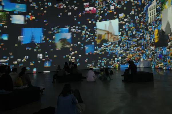 Müzedeki etkileyici sanat eseri.