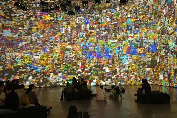 Müzedeki etkileyici sanat eseri.