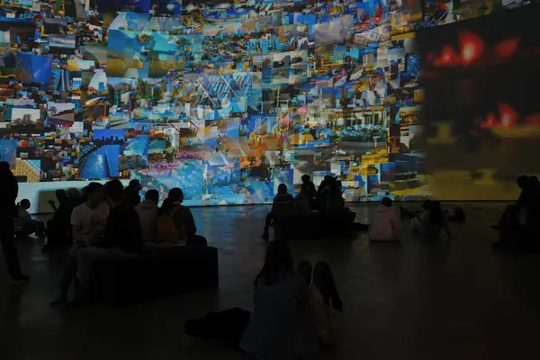 Müzedeki etkileyici sanat eseri.