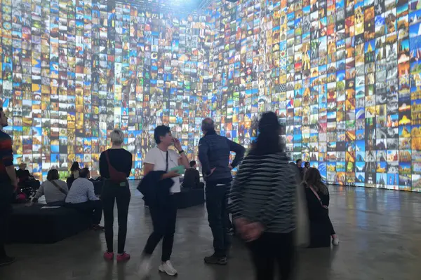 Müzedeki etkileyici sanat eseri.