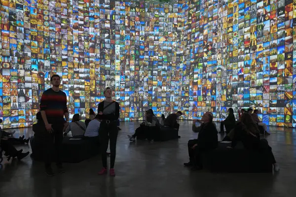 Müzedeki etkileyici sanat eseri.