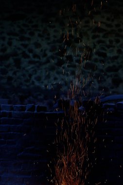 Geleneksel bir demir dökümhanesinde çalışıyorum.