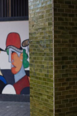 Duvara yazı yazmak.