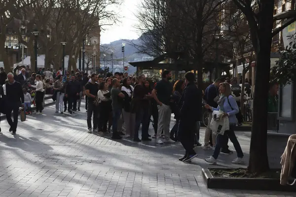 İnsanlar San Sebastian, İspanya 'da hafta sonunun tadını çıkarıyor.