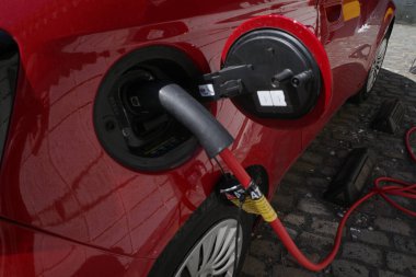 Elektrikli arabayı şarj etmek.