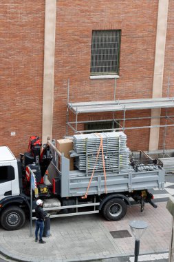 Bakım bir binada çalışıyor.