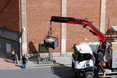 Bakım bir binada çalışıyor.