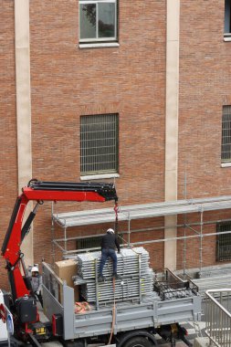Bakım bir binada çalışıyor.