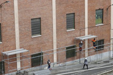 Bakım bir binada çalışıyor.