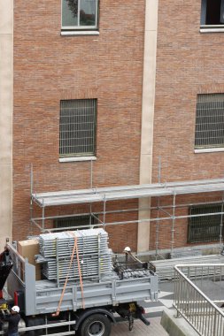 Bakım bir binada çalışıyor.