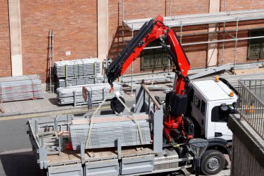 Bakım bir binada çalışıyor.