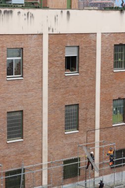 Bakım bir binada çalışıyor.