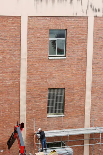 Bakım bir binada çalışıyor.